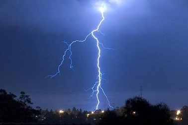 Đi chăn bò, 3 người bị sét đánh thương vong