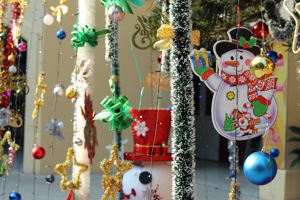 Học sinh trường cấp 2 tại Hà Nội trang trí cây thông Noel “siêu to khổng lồ” - 11 Học sinh trường cấp 2 tại Hà Nội trang trí cây thông Noel “siêu to khổng lồ” - 11