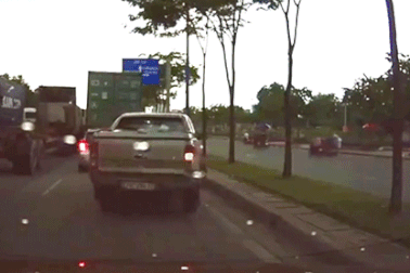 Lái xe leo qua dải phân cách có bị phạt?