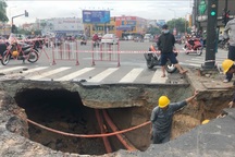 “Hố tử thần” xuất hiện trên đường phố Sài Gòn trong mưa lớn