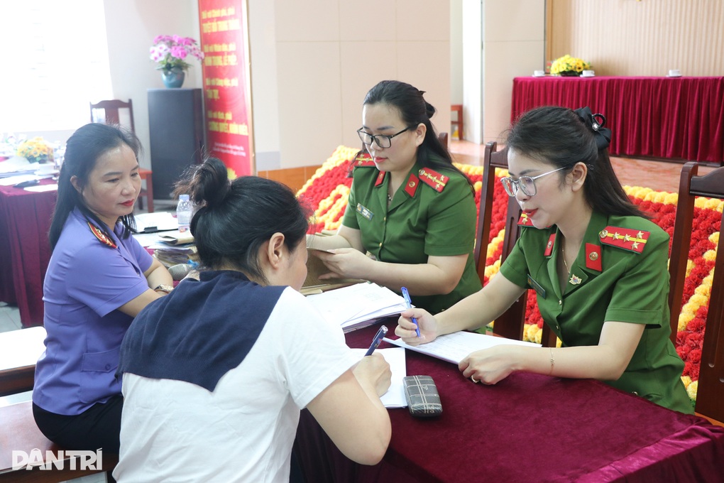 Nam phạm nhân được đặc xá: Trở về với gia đình là điều tuyệt vời nhất - 2 Nam phạm nhân được đặc xá: Trở về với gia đình là điều tuyệt vời nhất - 2