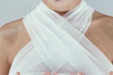 Cẩn thận với túi đặt ngực silicon giả