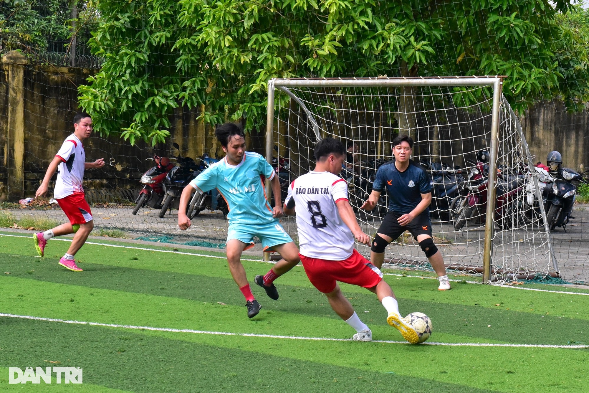 View - FC Dân trí giành vé vào chung kết sau màn lộn ngược dòng ngoạn mục | Báo Dân trí