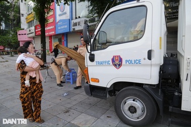 Đại úy CSGT dùng ô tô đặc chủng, kịp thời đưa cháu bé bị sốt cao đi cấp cứu