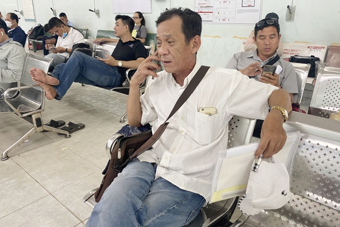 Người dân TPHCM vật vã làm giấy đăng ký xe vì nghẽn mạng - 1 Người dân TPHCM vật vã làm giấy đăng ký xe vì nghẽn mạng - 1