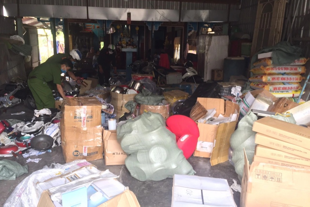 Vụ hàng nghi lậu trong nhà Thượng tá Biên phòng: Khởi tố vụ án và 2 bị can - 1 Vụ hàng nghi lậu trong nhà Thượng tá Biên phòng: Khởi tố vụ án và 2 bị can - 1