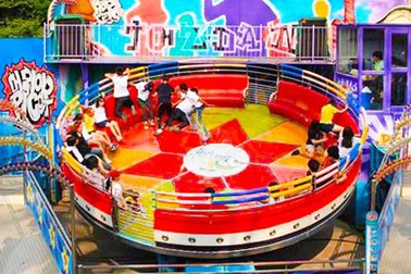 Du khách khóc thét, run rẩy khi chơi thử trò chơi “điên rồ” nhất thế giới