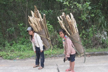 Những chiếc gùi “khổng lồ” trên lưng trẻ thơ
