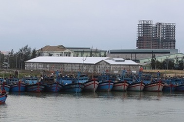 Tàu cá bị hỏng máy, thả trôi ngoài biển