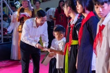 Trao 2000 bánh Trung thu, 100 suất học bổng tới học sinh hoàn cảnh khó khăn