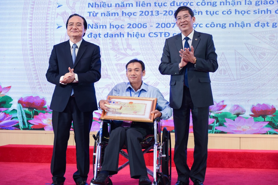 Chủ tịch Quốc hội gặp gỡ các nhà giáo tiêu biểu toàn quốc - 3 Chủ tịch Quốc hội gặp gỡ các nhà giáo tiêu biểu toàn quốc - 3