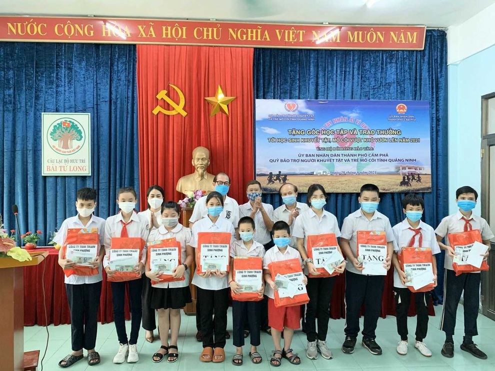 Tặng góc học tập, khen thưởng học sinh vượt khó vươn lên trong học tập - 1 Tặng góc học tập, khen thưởng học sinh vượt khó vươn lên trong học tập - 1