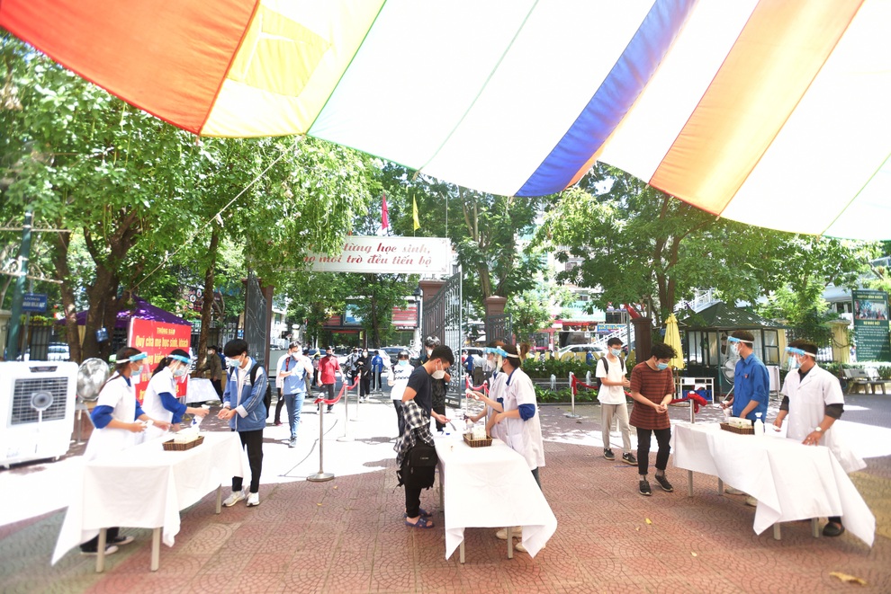 Thí sinh đội mũ len khiến thân nhiệt cao 38,2 độ C, phải đến phòng cách ly - 2 Thí sinh đội mũ len khiến thân nhiệt cao 38,2 độ C, phải đến phòng cách ly - 2