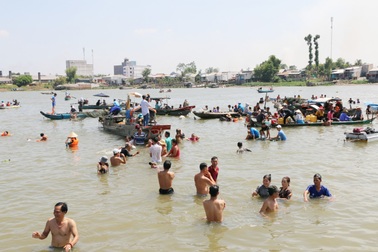 Hàng trăm người lội ra giữa sông Vàm Nao tắm, gội đầu lúc 12 giờ trưa