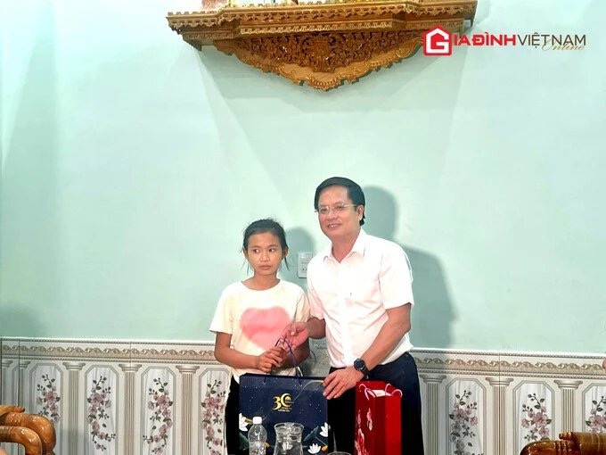 Ông Nguyễn Văn Biện - Bí thư huyện ủy, chủ tịch HĐND huyện Thiệu Hóa, nhà báo Hồ Minh Chiến cùng lãnh đạo địa phương đến thăm và tặng quà các hộ gia đình tại khu định cư mới xã Thiệu Vũ.