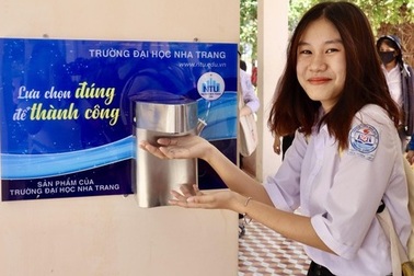 ĐH Nha Trang tặng máy rửa tay sát khuẩn tự động cho nhiều trường phổ thông