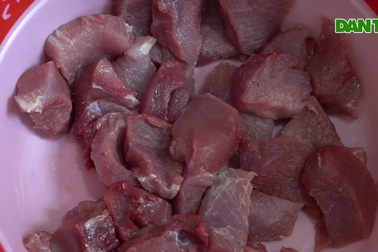 Cận cảnh quy trình làm món đặc sản từ thịt sống và bì lợn ngon nức tiếng