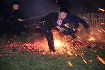 Huyền bí lễ hội nhảy lửa của người Dao đỏ