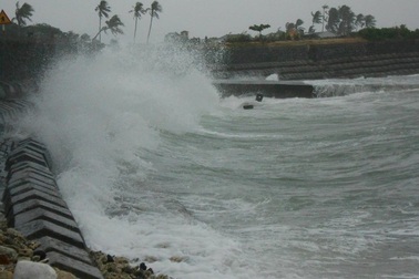 Quảng Ngãi: Biển động dữ dội cô lập đảo Bé Lý Sơn suốt nửa tháng