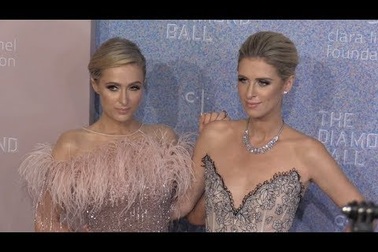 Nicky Hilton đọ dáng với chị gái