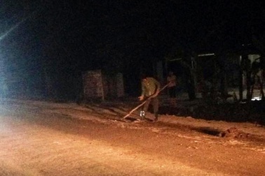 Xe chở phân nườm nượp rơi vãi dọc đường, người dân liên tiếp ngã sõng soài