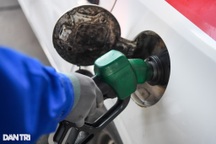 Giá xăng dầu lại đồng loạt tăng mạnh, có loại vượt 26.000 đồng/lít