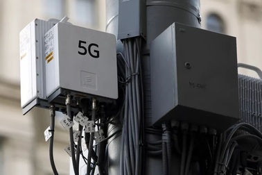 Người dân Anh đốt trạm phát sóng 5G vì lo sợ phát tán virus Corona