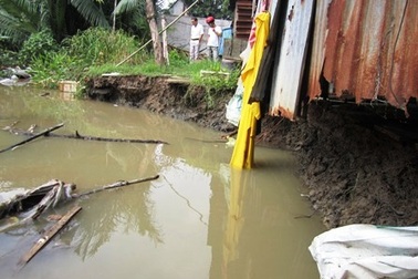 TPHCM: Nửa đêm, dãy nhà trọ chìm xuống sông