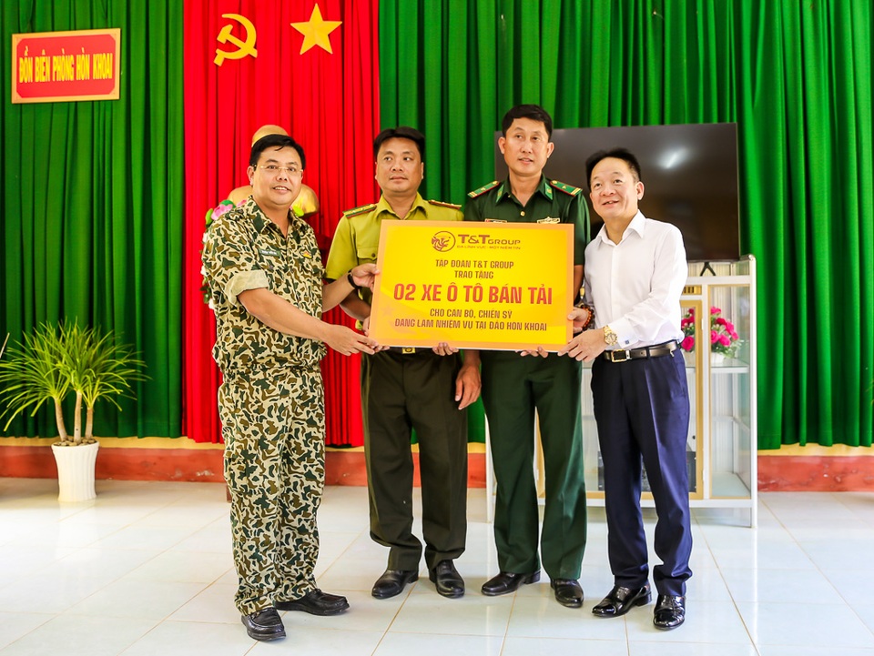 Lãnh đạo Cà Mau và TT Group thăm, tặng quà cán bộ chiến sỹ đảo Hòn Khoai - 2 Lãnh đạo Cà Mau và TT Group thăm, tặng quà cán bộ chiến sỹ đảo Hòn Khoai - 2