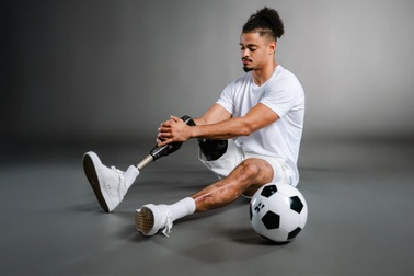 Cầu thủ bóng đá phải cắt bỏ chân vì mắc bệnh do não mô cầu