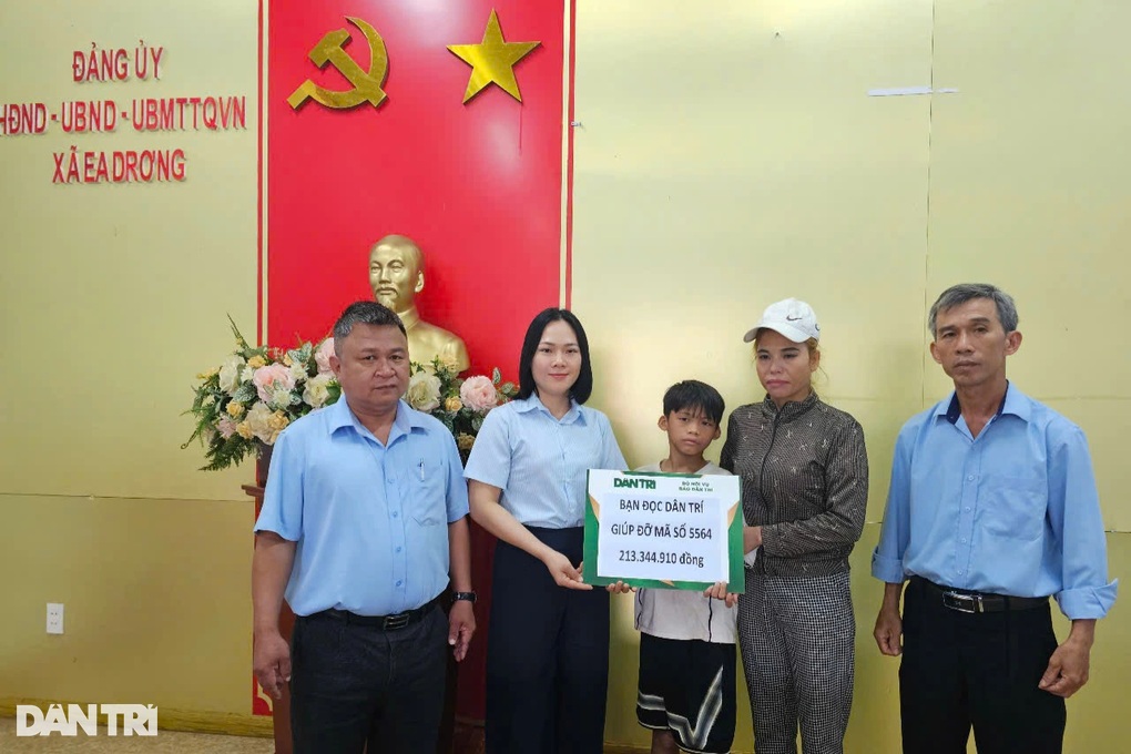 Trao hơn 213 triệu đồng tới gia đình cháu bé bị lở loét khắp cơ thể - 1 Trao hơn 213 triệu đồng tới gia đình cháu bé bị lở loét khắp cơ thể