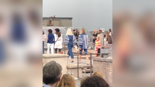 Đang diễn bị phá đám, người mẫu Chanel và Dior có cách xử lý đặc biệt