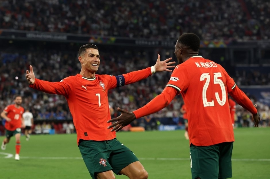 Ronaldo đi vào lịch sử sau khi giúp tuyển Bồ Đào Nha đánh bại Đức - 2