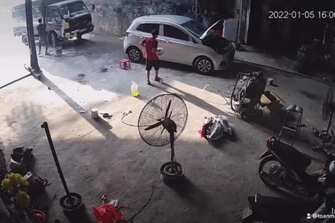Sơ suất trong lúc rửa xe suýt gây ra tai nạn nguy hiểm