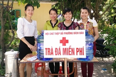 Trà đá miễn phí phục vụ thí sinh và phụ huynh