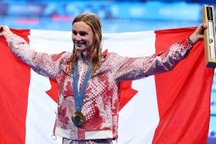 Vẻ đẹp hút hồn của nữ kình ngư 17 tuổi lập cú đúp HCV ở Olympic Paris