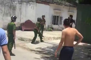 Nam thanh niên đôi co với cảnh sát.