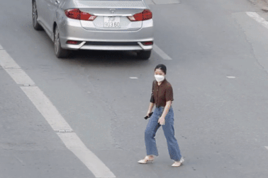 Cảnh người đi bộ sang đường tùy tiện, cầu vượt và hầm chui bị lãng quên