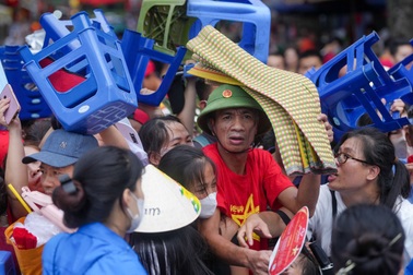 Người dân đội ghế, mang chiếu sẵn sàng cắm trại xuyên đêm chờ xem diễu binh