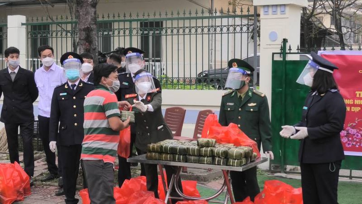 Hàng trăm lái xe vật vờ nhiều ngày nơi cửa khẩu được tặng quà tết - 1 Hàng trăm lái xe vật vờ nhiều ngày nơi cửa khẩu được tặng quà tết - 1