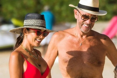 Triệu phú 70 tuổi tình tứ nắm tay vợ trẻ