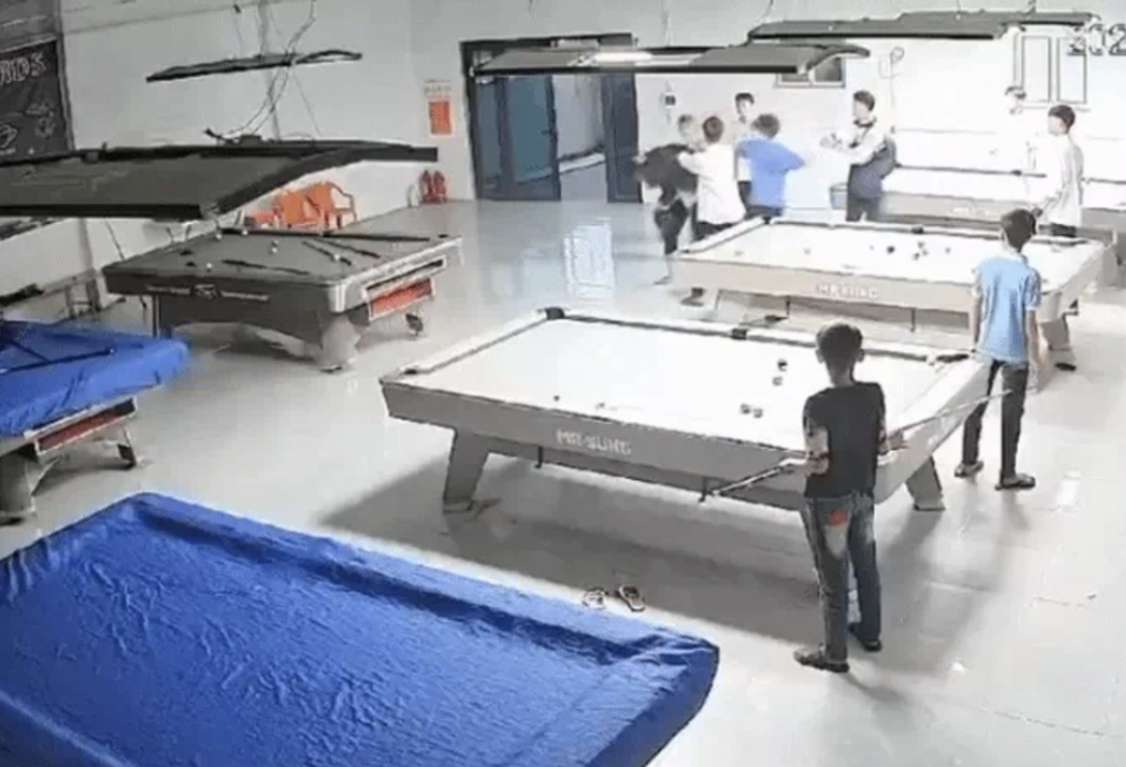 Nghi vấn học sinh dùng gậy bida đánh bạn nhập viện - 1 Nghi vấn học sinh dùng gậy bida đánh bạn nhập viện - 1