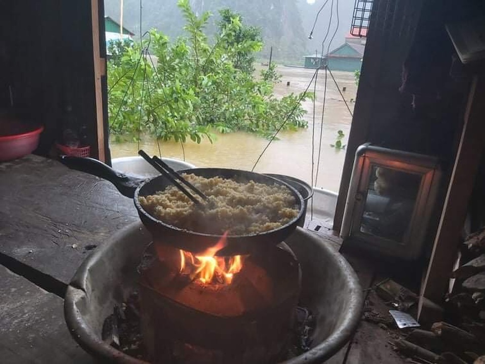 Những nhà phao diệu kỳ cứu người dân vùng rốn lũ trong cơn “đại hồng thủy” - 6 Những nhà phao diệu kỳ cứu người dân vùng rốn lũ trong cơn “đại hồng thủy” - 6