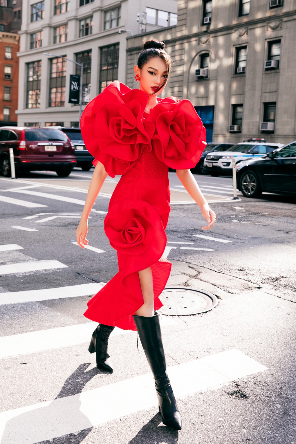 Ngọc Quyên hở bạo, Lan Ngọc diện đồ đỏ rực khoe sắc ở New York - 8 Ngọc Quyên hở bạo, Lan Ngọc diện đồ đỏ rực khoe sắc ở New York - 8