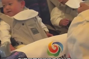 3 em bé được bố "treo" lên ghế tàu cao tốc không quấy khóc gây sốt mạng