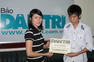 Trao 2.140.000 đồng với chàng trai đa dị tật