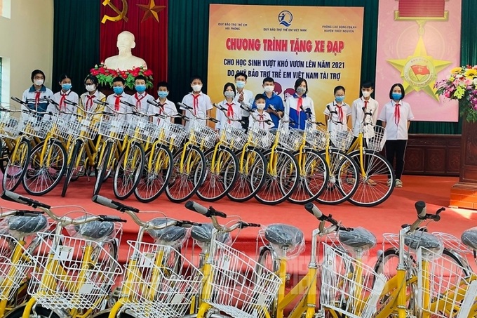 30 học sinh có hoàn cảnh khăn trên địa bàn huyện Thủy Nguyên được tặng xe đạp.