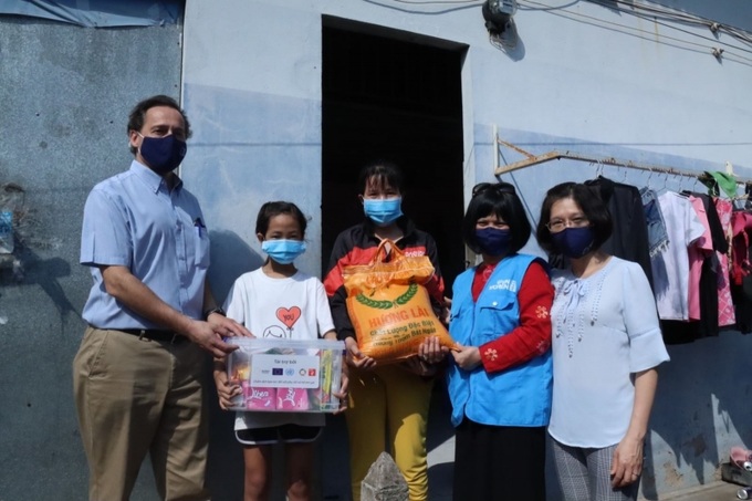 Đại diện UN Women và Hội Liên hiệp Phụ nữ Việt Nam tặng gói hàng thiết yếu cho gia đình nữ lao động di cư. Ảnh: UN Women.