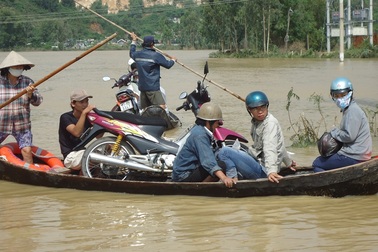 Khắc phục xong cây cầu bị lũ lớn làm xói lở