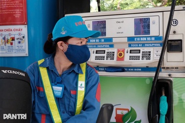 Xăng E10 lần đầu mở bán: Cửa hàng bán gần 1.000 lít trong một buổi